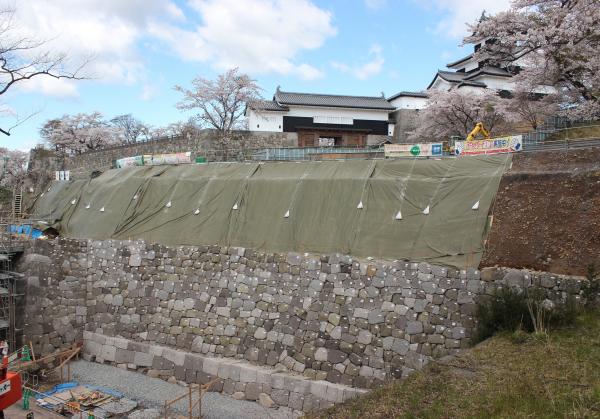 竹之丸南面の石垣修復作業の様子（南から）