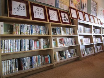 大信図書館「文学賞受賞者コーナー」