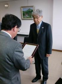 市長から認定証が交付01