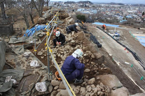 本丸西・北面の解体作業の様子