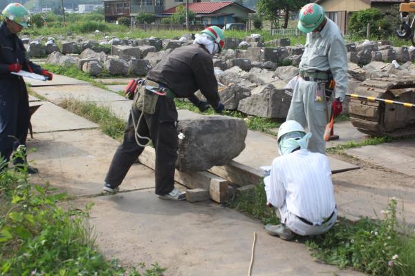 石材調査の様子（南東から）