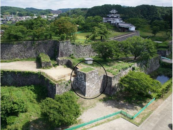 月見櫓跡石積み完了状況（南西から）