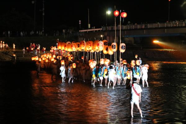 神社神輿の渡河の画像