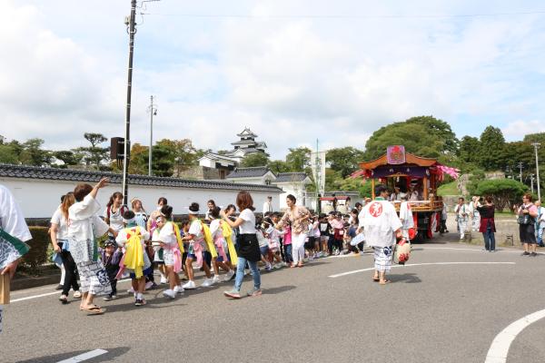 屋台山車の運行の画像