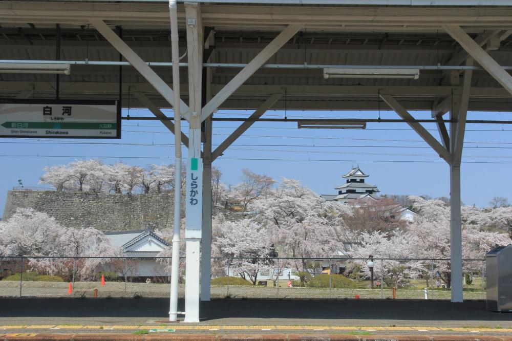 白河駅ホームから望む小峰城跡と桜