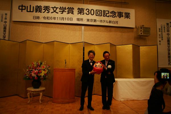 荒山徹氏への贈呈