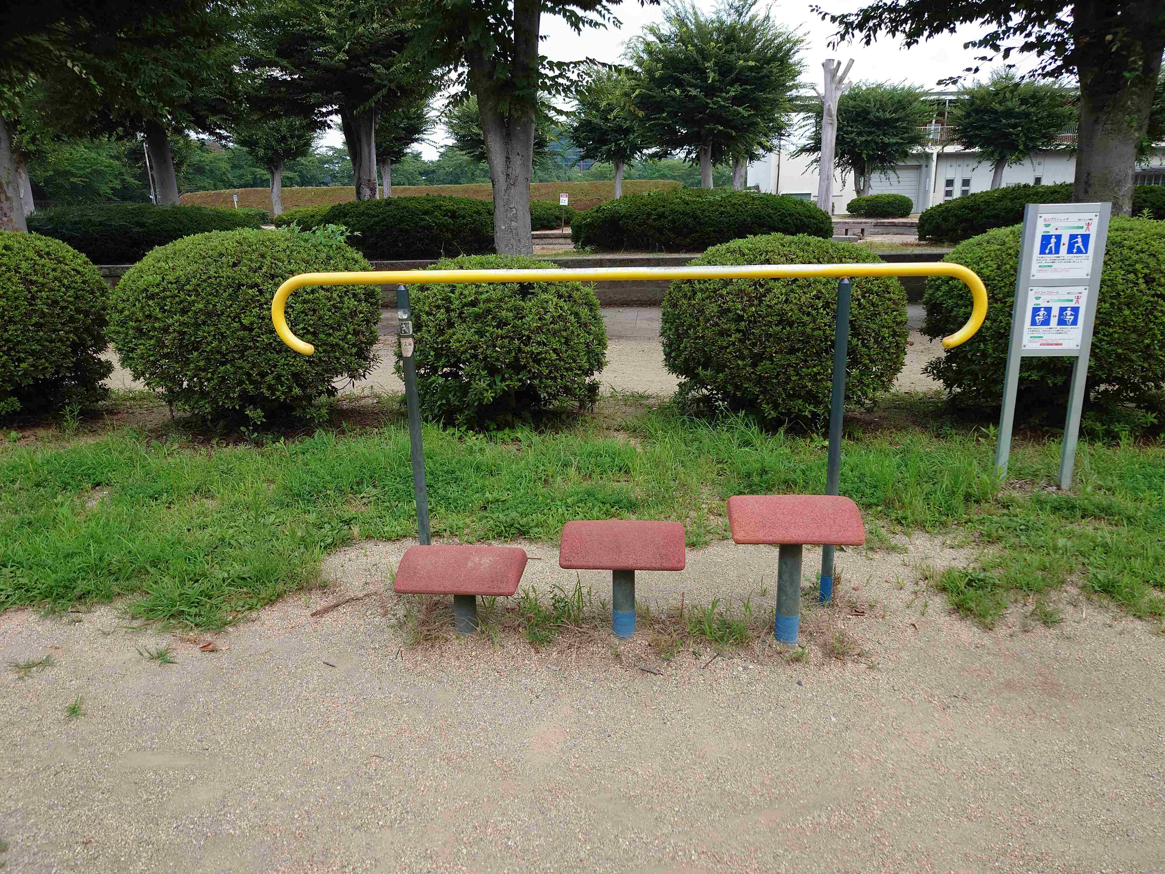 白河市総合運動公園_足上げストレッチ