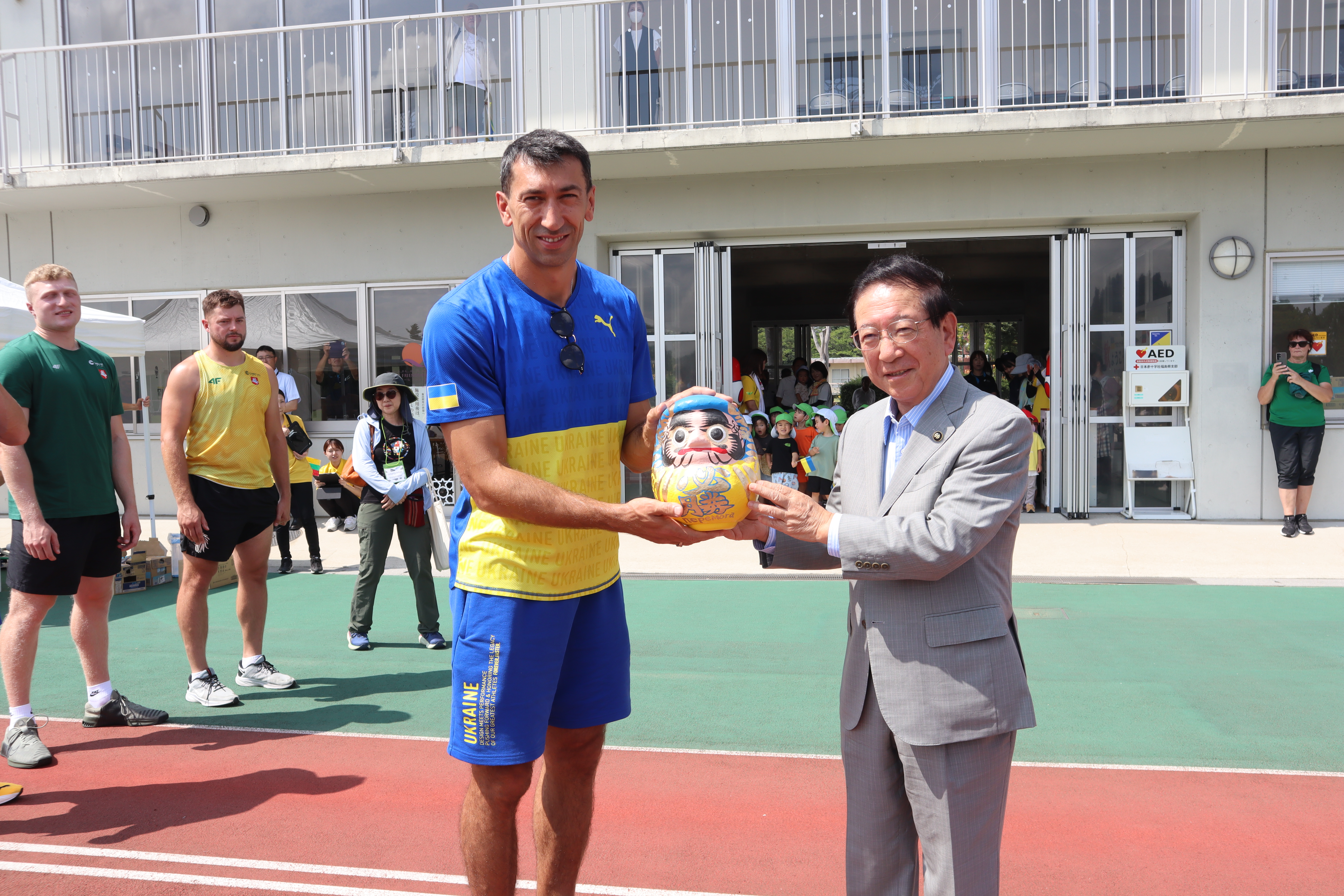 ウクライナ選手へだるま贈呈