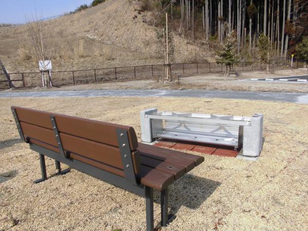 葉ノ木平復興記念公園_カマドベンチ2
