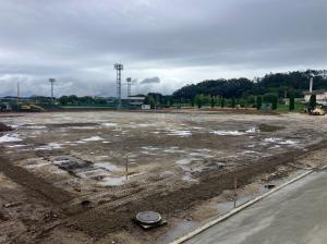 グラウンドの芝生を敷くための基礎工事(下地)を実施中(1)