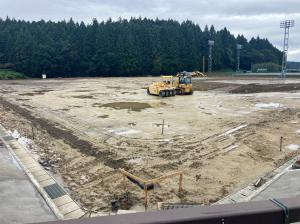 グラウンドの芝生を敷くための基礎工事(下地)を実施中(2)