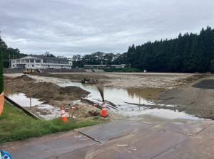 グラウンドの芝生を敷くための基礎工事(下地)を実施中(3)